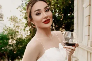 “Bədənimə süni bir şey yapışdırmamışam”