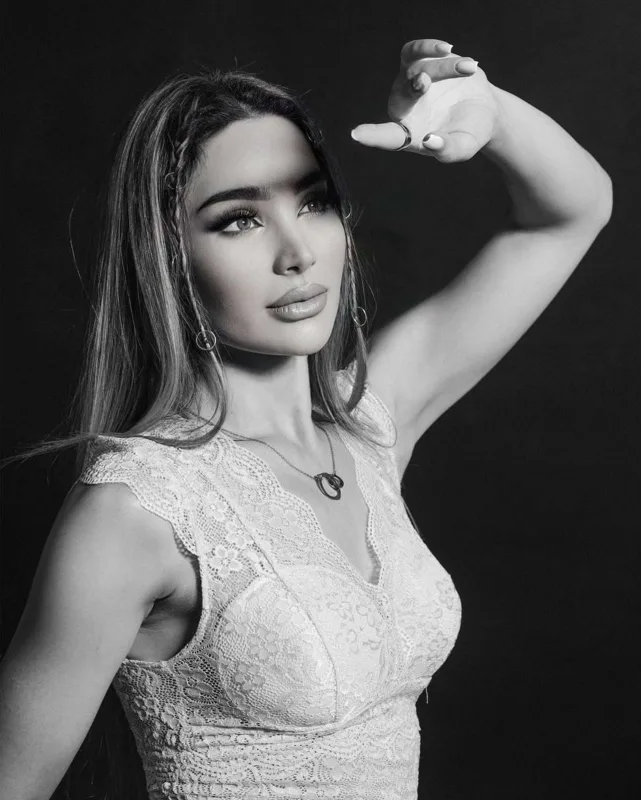 “Bədənimə süni bir şey yapışdırmamışam”