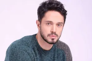 Muratın saçları parik imiş
