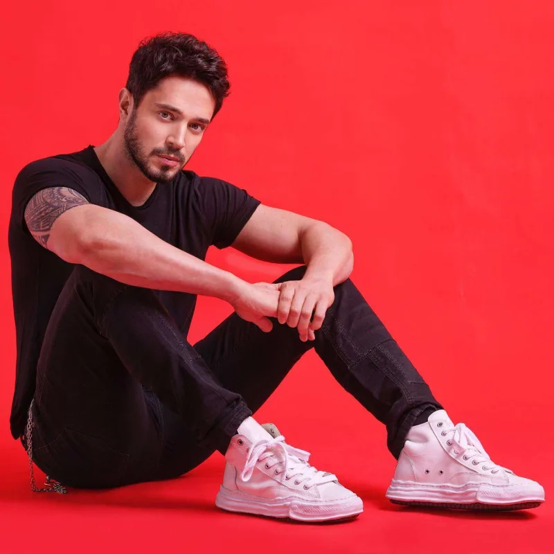 Muratın saçları parik imiş