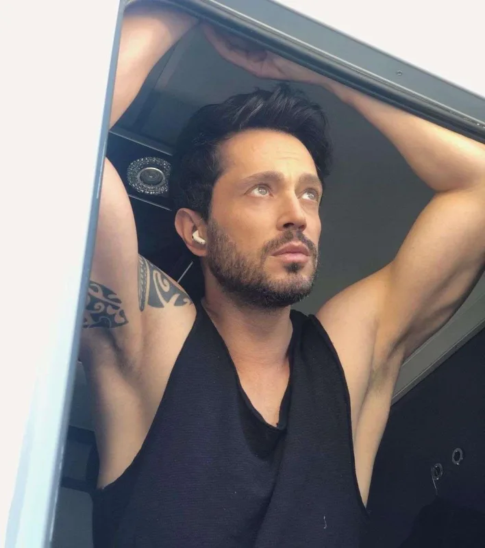 Muratın saçları parik imiş