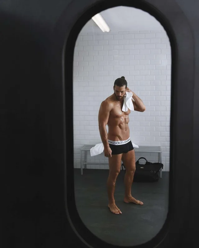 Can “Dolce &amp; Gabbana” üçün soyundu