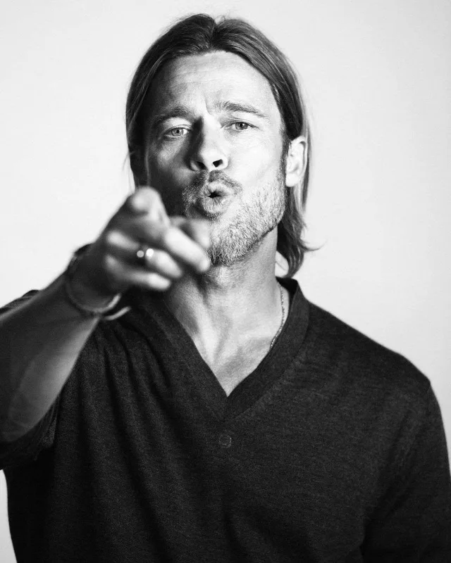 Bred yenə aktyorluğun daşını atır