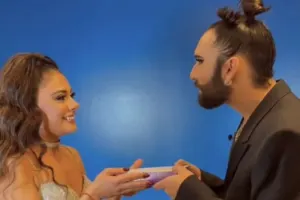 Samirə Konçitaya Bakıdan hədiyyə apardı