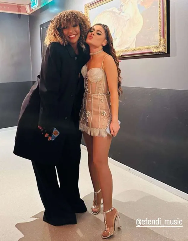 Samirə Konçitaya Bakıdan hədiyyə apardı