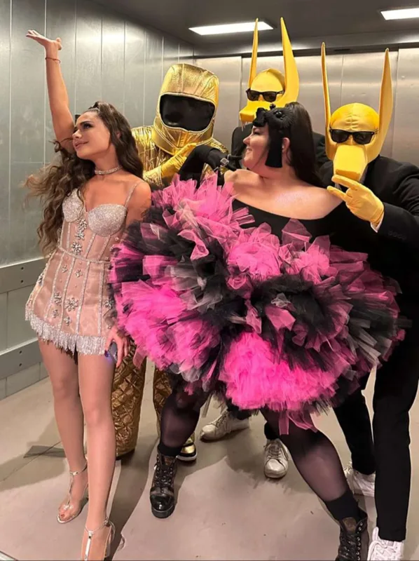 Samirə Konçitaya Bakıdan hədiyyə apardı