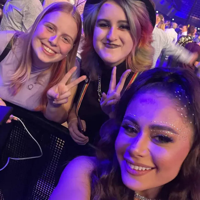 Samirə Konçitaya Bakıdan hədiyyə apardı