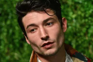 Ezra Miller oğurluqda ittiham olunur