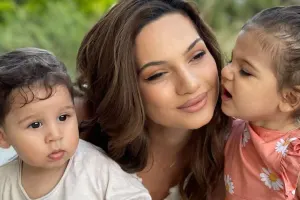 Qızına mənfi rəy yazanlara cavab verdi