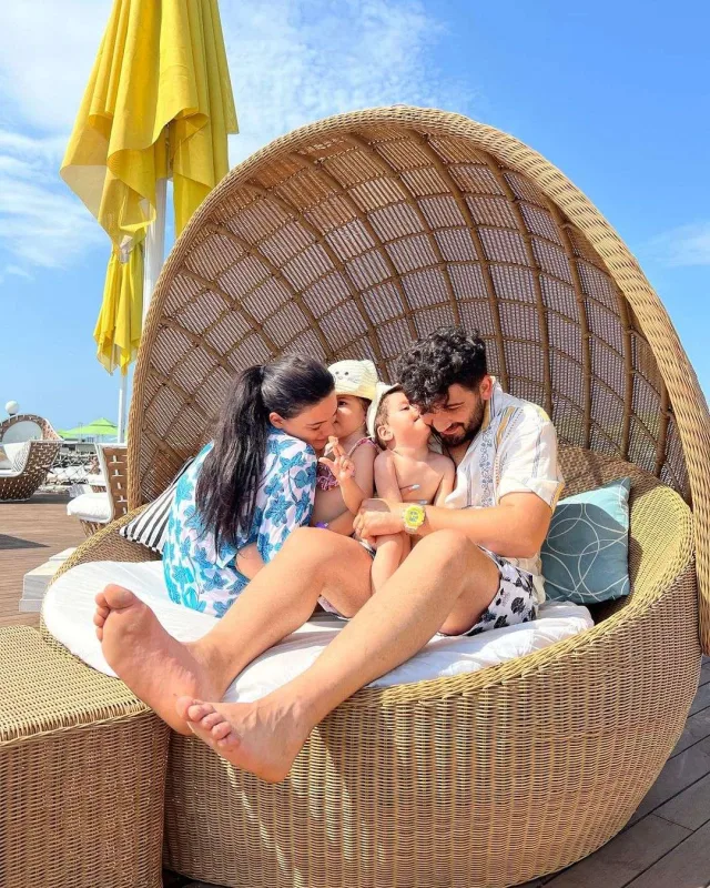 Qızına mənfi rəy yazanlara cavab verdi