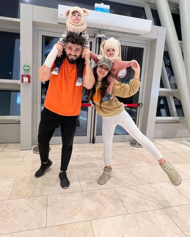 Qızına mənfi rəy yazanlara cavab verdi