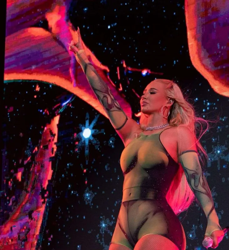 Azalea səhnəyə qayıdır