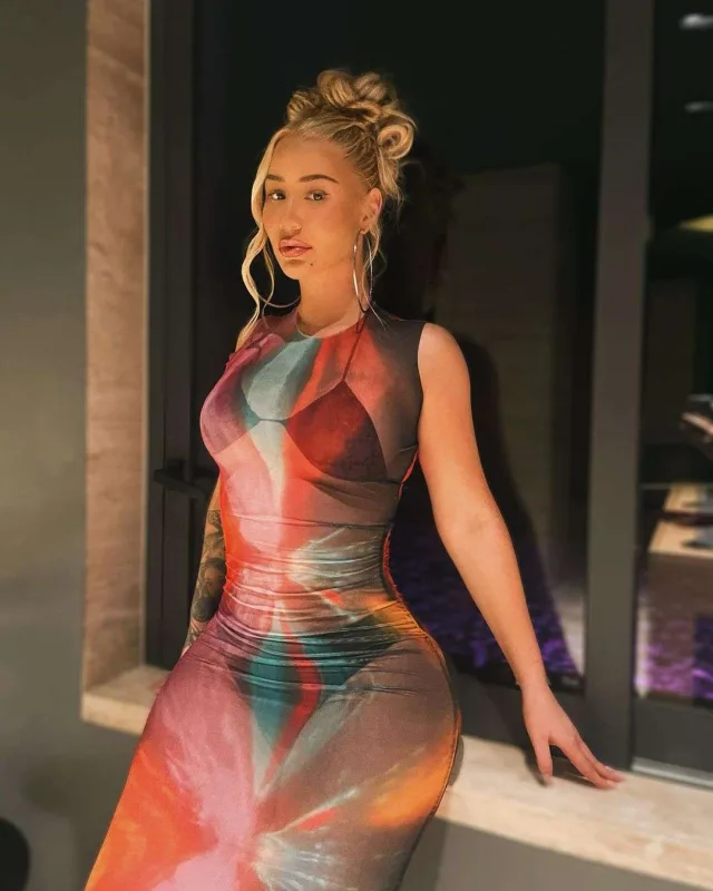 Azalea səhnəyə qayıdır