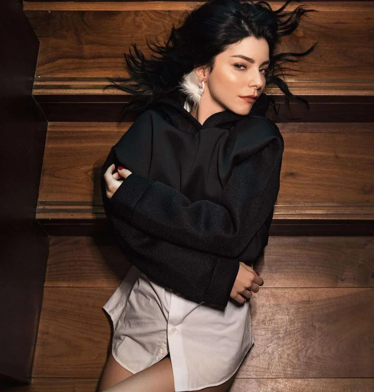 Ərinin soyadını instaqramdan  sildi