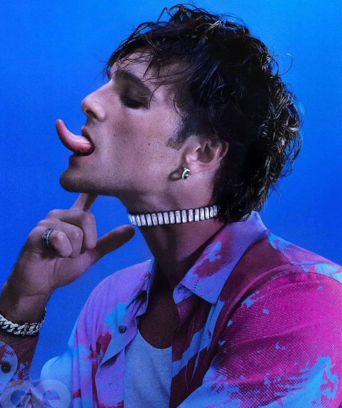 “Məktəbdə mənə gey deyirdilər”