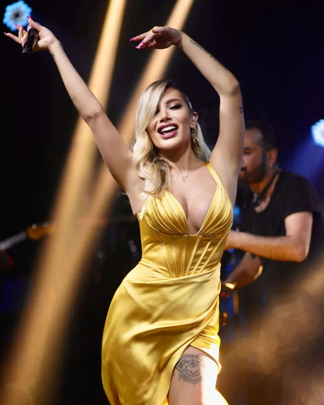 Albom çıxarmaq üçün evini satıb