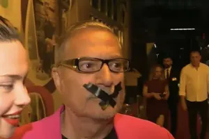 Mehmet Ali danışmamaq üçün ağzını lentlə yapışdırdı