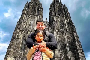 Kamil Zeynallı qızı ilə Avropanı gəzir