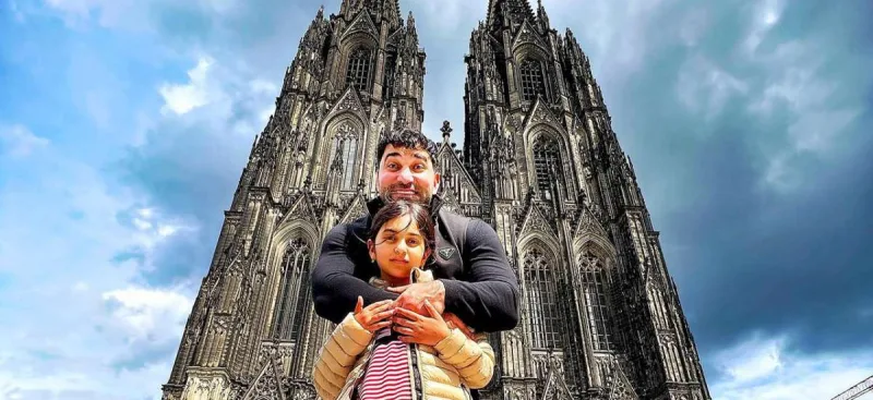 Kamil Zeynallı qızı ilə Avropanı gəzir