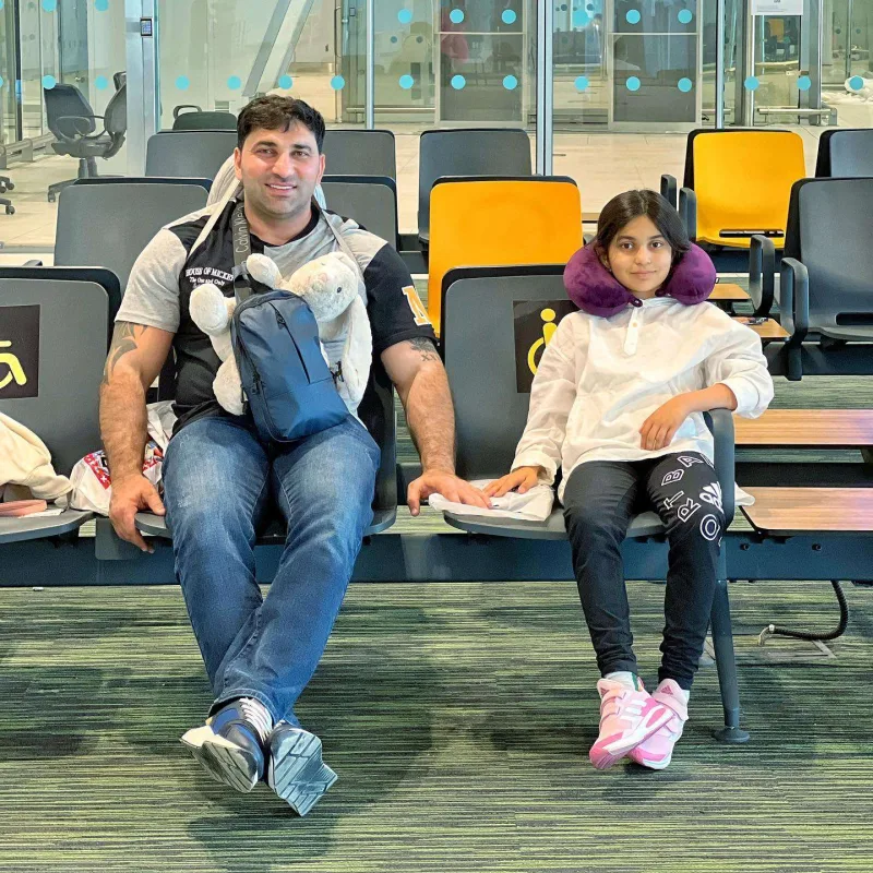 Kamil Zeynallı qızı ilə Avropanı gəzir