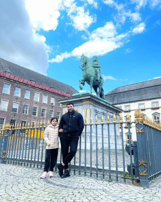 Kamil Zeynallı qızı ilə Avropanı gəzir