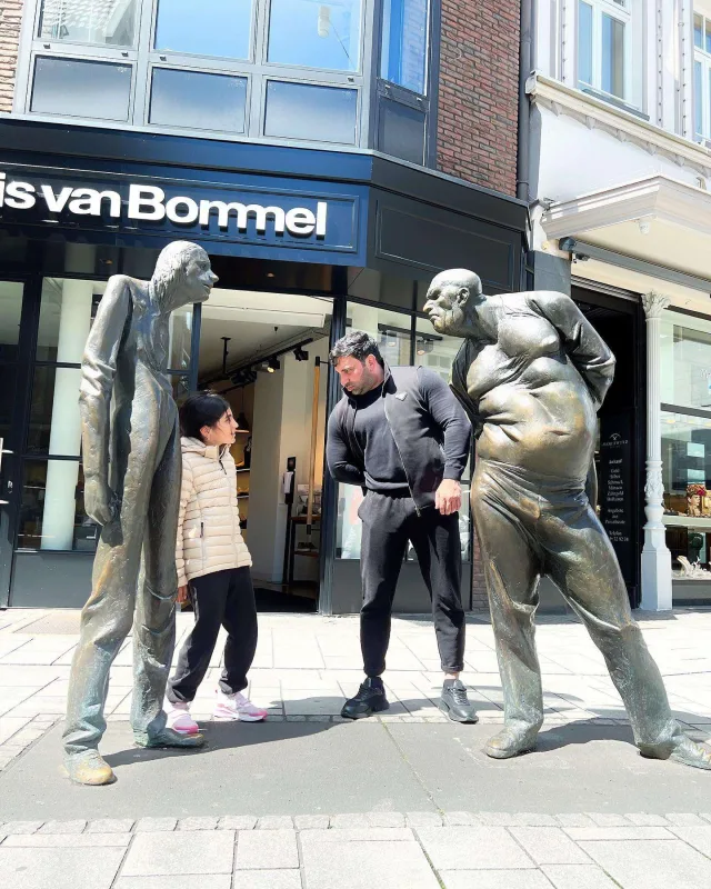 Kamil Zeynallı qızı ilə Avropanı gəzir