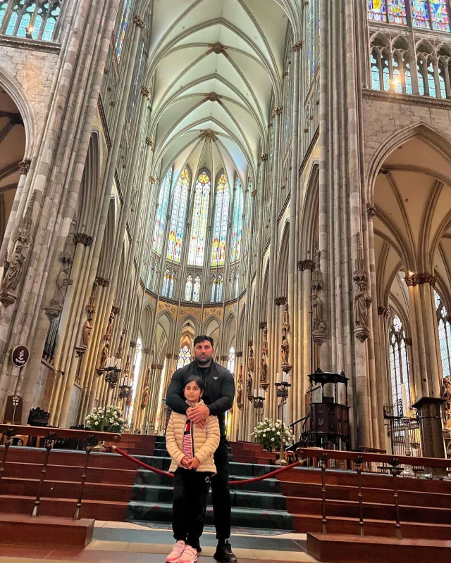 Kamil Zeynallı qızı ilə Avropanı gəzir