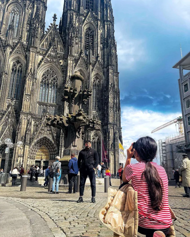 Kamil Zeynallı qızı ilə Avropanı gəzir