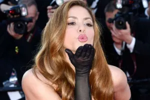 Şakira qırmızı xalçada diqqət çəkdi