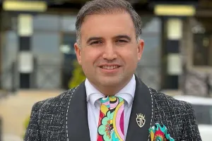 “Trendə çevirdilər ki, mənimlə şəkil çəkdirənlər ölür”