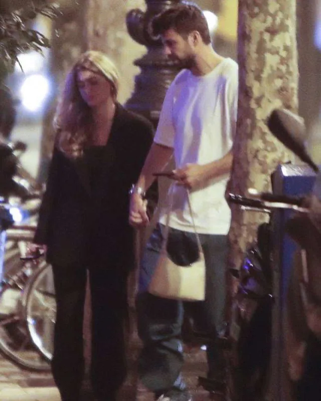 Pike yeni sevgilisiylə əl-ələ