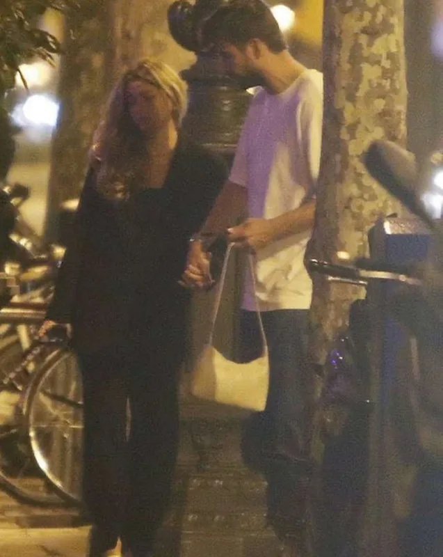 Pike yeni sevgilisiylə əl-ələ