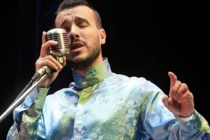 Cemin Bakı konsertində pərəstişkarı oxudu