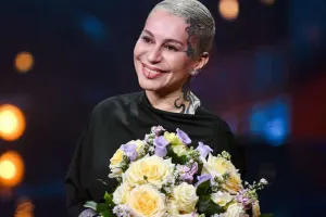 51 yaşlı müğənni yenə ana olacaq