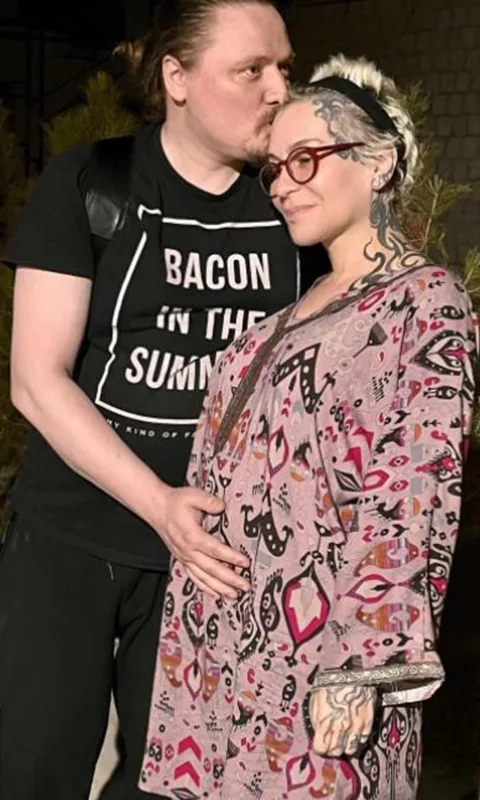 51 yaşlı müğənni yenə ana olacaq