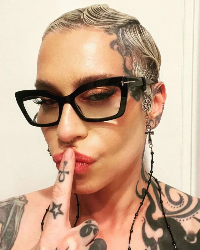 51 yaşlı müğənni yenə ana olacaq