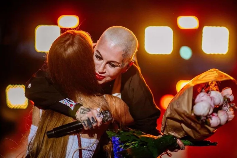 51 yaşlı müğənni yenə ana olacaq