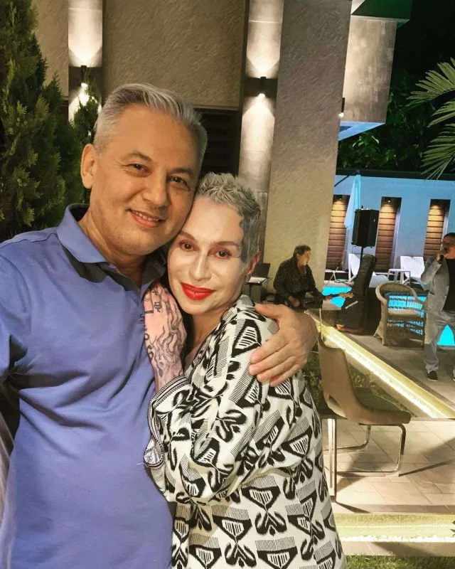 51 yaşlı müğənni yenə ana olacaq