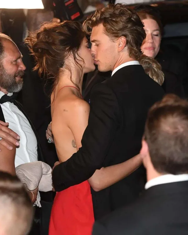 “Elvis”in qalasına öpüşmə damğası