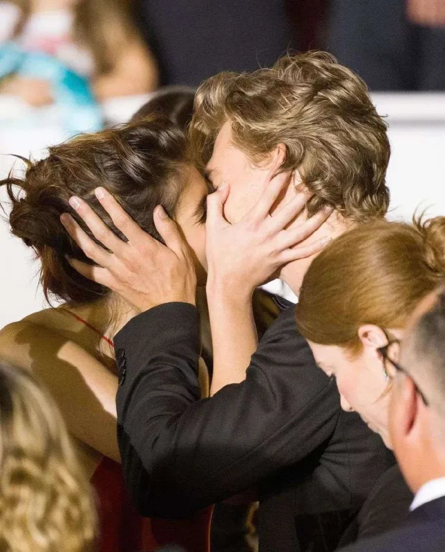 “Elvis”in qalasına öpüşmə damğası