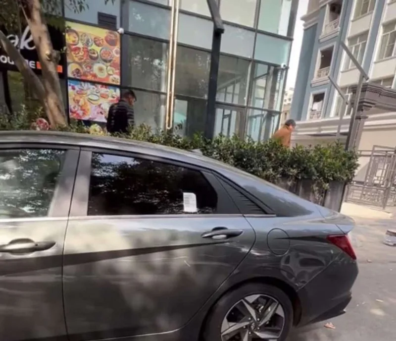 Elnarənin maşınını pis hala saldılar