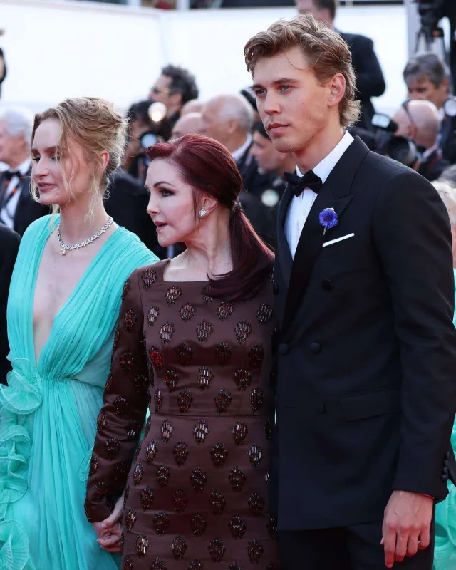 “Elvis”in qalasına öpüşmə damğası