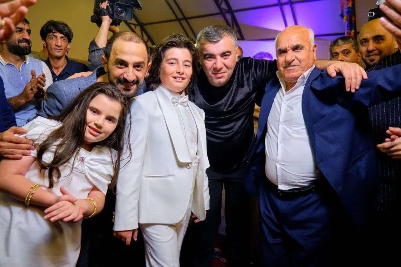 Rəşad ailəsiylə görüşəcək