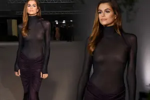 Transparan geyimi ilə gecəyə damğa vurdu