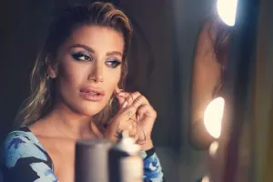 İrem ayağı ilə şərab içdi