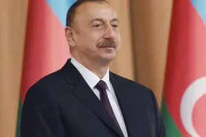 Prezident maşında Brilliantı dinlədi - Video