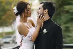 Fanatlarından Eşqinin soyadını silməsini istədi