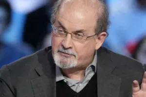 Məşhur yazara bıçaqlı hücum