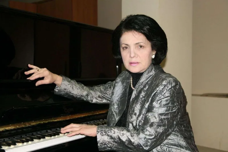 Prezident Firəngiz Əlizadəni təltif etdi