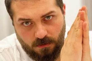 Tanınmış aktyor aparıcı oldu